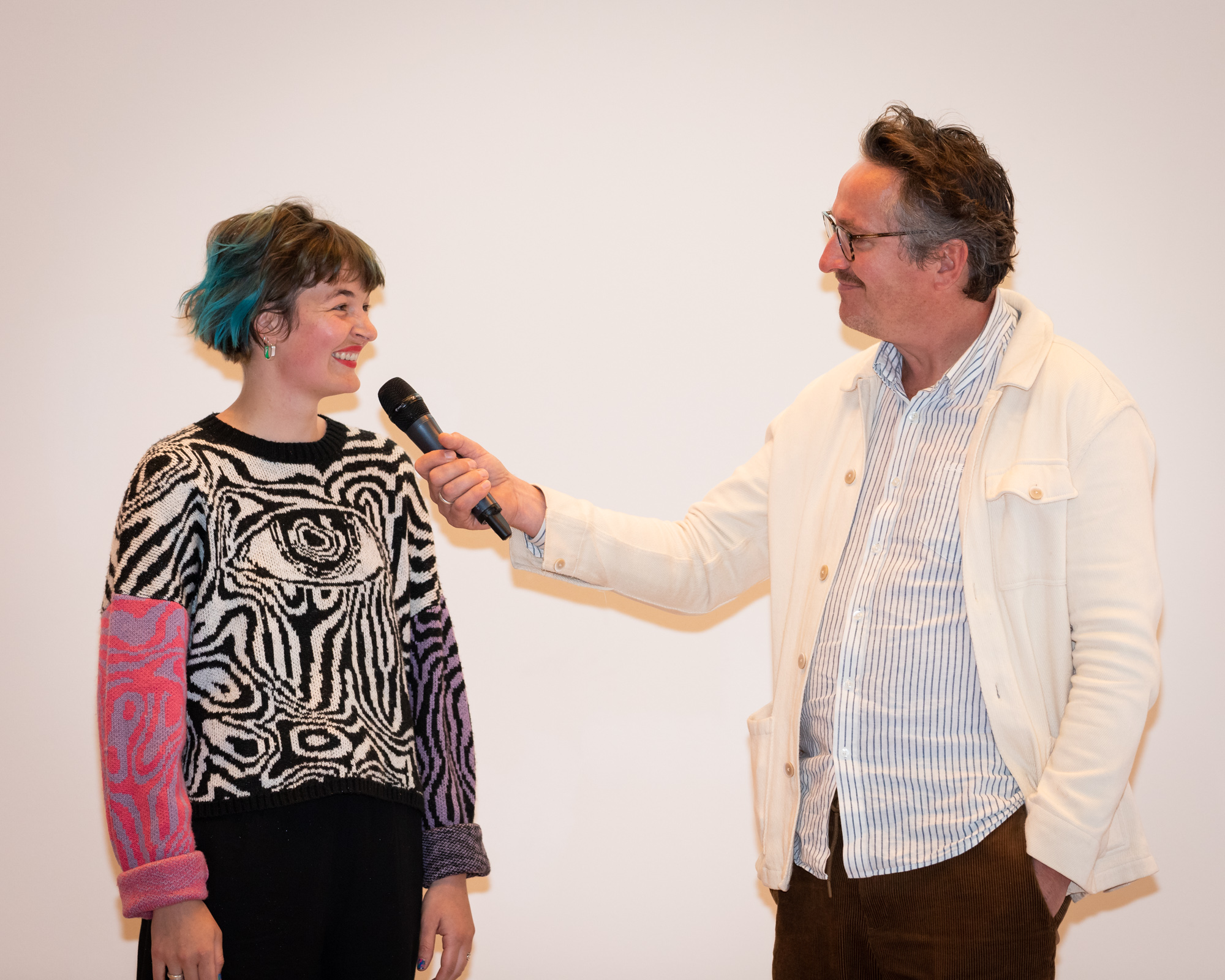 Cyanne van den Houten wordt geïnterviewd over haar plan door Bart Rutten met microfoon